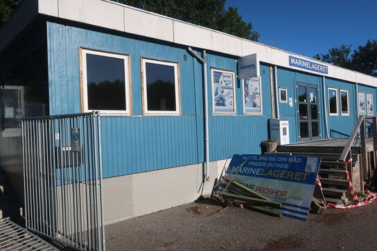 Kontorpavillon bestående af 6 moduler med indhold, hegn, trappe, køkken, toilet m.m.