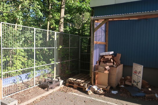 Kontorpavillon bestående af 6 moduler med indhold, hegn, trappe, køkken, toilet m.m.