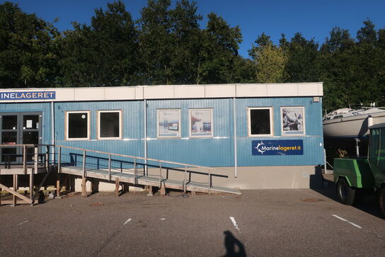 Kontorpavillon bestående af 6 moduler med indhold, hegn, trappe, køkken, toilet m.m.