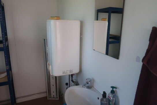 Kontorpavillon bestående af 6 moduler med indhold, hegn, trappe, køkken, toilet m.m.