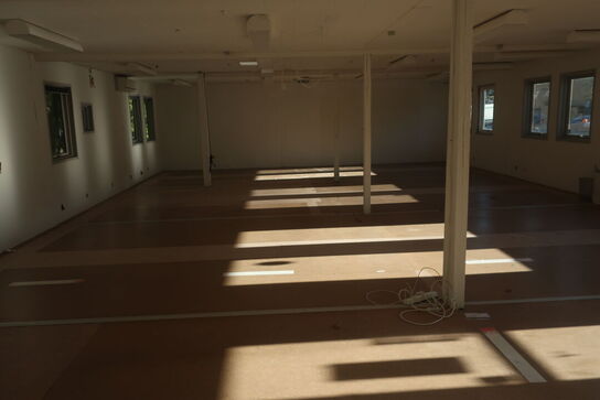 Kontorpavillon bestående af 6 moduler med indhold, hegn, trappe, køkken, toilet m.m.