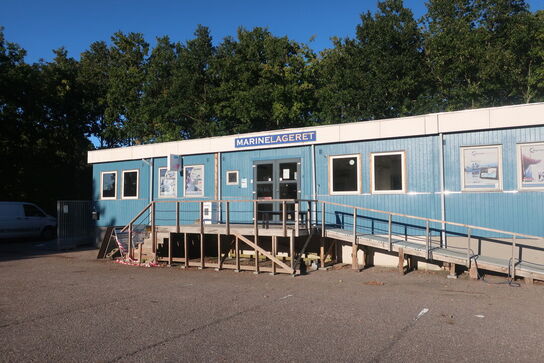 Kontorpavillon bestående af 6 moduler med indhold, hegn, trappe, køkken, toilet m.m.