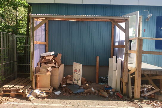 Kontorpavillon bestående af 6 moduler med indhold, hegn, trappe, køkken, toilet m.m.