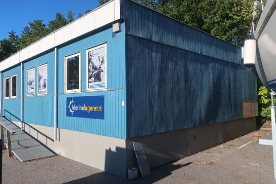 Kontorpavillon bestående af 6 moduler med indhold, hegn, trappe, køkken, toilet m.m.