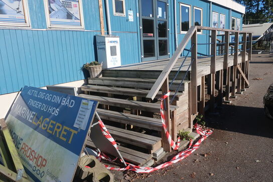 Kontorpavillon bestående af 6 moduler med indhold, hegn, trappe, køkken, toilet m.m.