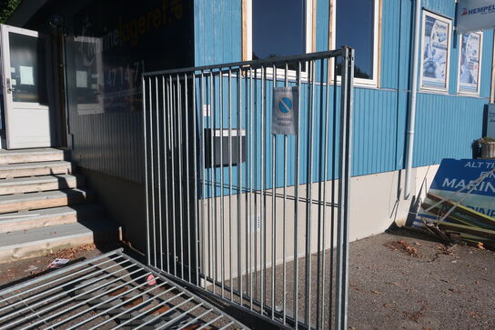 Kontorpavillon bestående af 6 moduler med indhold, hegn, trappe, køkken, toilet m.m.