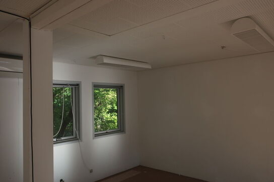 Kontorpavillon bestående af 6 moduler med indhold, hegn, trappe, køkken, toilet m.m.