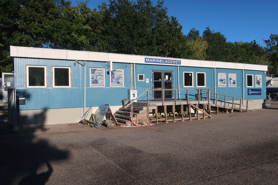 Kontorpavillon bestående af 6 moduler med indhold, hegn, trappe, køkken, toilet m.m.