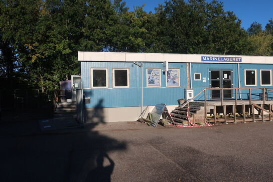Kontorpavillon bestående af 6 moduler med indhold, hegn, trappe, køkken, toilet m.m.
