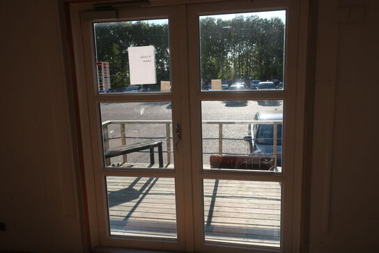 Kontorpavillon bestående af 6 moduler med indhold, hegn, trappe, køkken, toilet m.m.