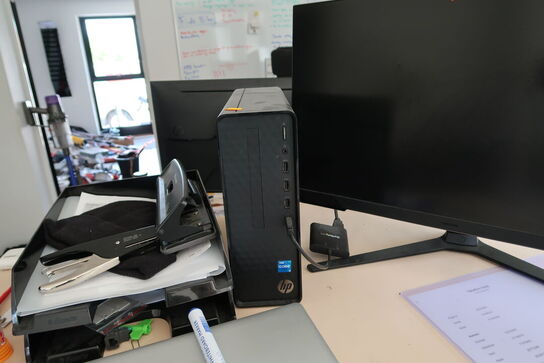 Computerskærm SAMSUNG S24AG322NU med computer HP TPC-F125-SF