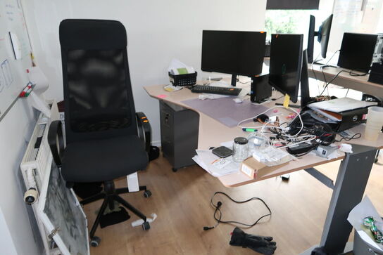 El. hæve/sænke skrivebord samt kontorstol