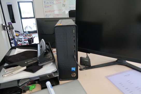 Computerskærm SAMSUNG S24AG322NU med computer HP TPC-F125-SF