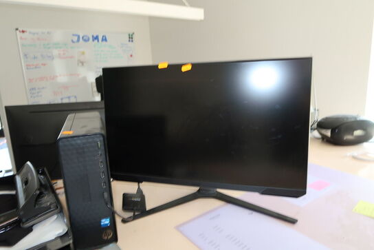 Computerskærm SAMSUNG S24AG322NU med computer HP TPC-F125-SF