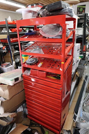 Lagerreol med div. Værktøj