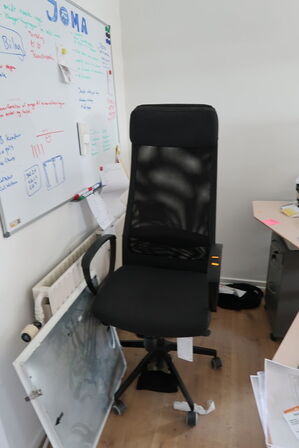 El. hæve/sænke skrivebord samt kontorstol