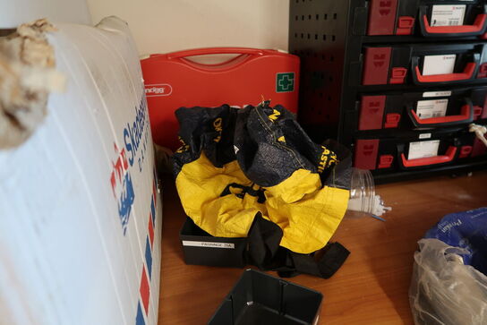 Skrivebord med div. Varelager, kabeltomle med kabel m.m.