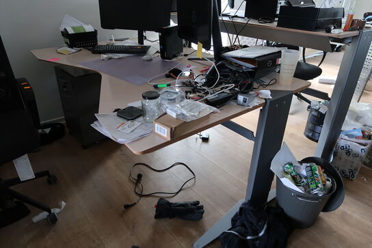 El. hæve/sænke skrivebord samt kontorstol