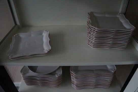 Vitrineskab med diverse service