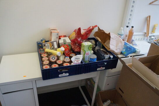 Diverse tørvarer, bord, m.v.