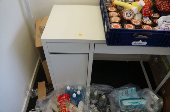 Diverse tørvarer, bord, m.v.