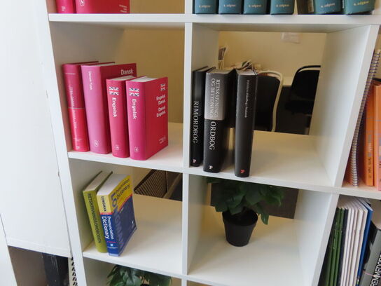 2 stk. Reoler med indhold af diverse fagbøger