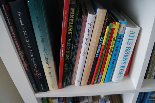 Reol med indhold af diverse tegneserier