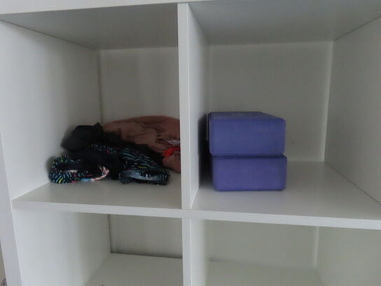 2 stk. Reoler med indhold