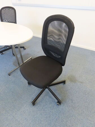 Ovaltbord inkl. 2 stk. Stole, whiteboard, m.v.