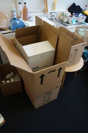 Diverse tørvarer, bord, m.v.