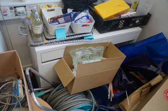 Diverse tørvarer, bord, m.v.