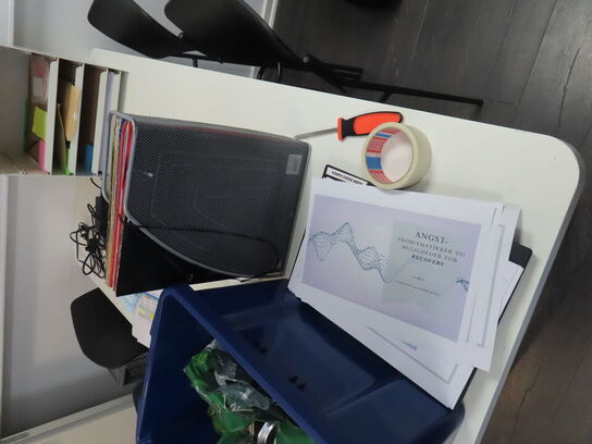 Bord & 2 stk. Stole, m.v.