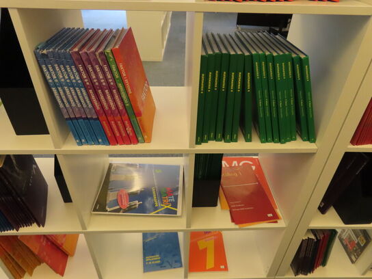 3 stk. Reoler med indhold