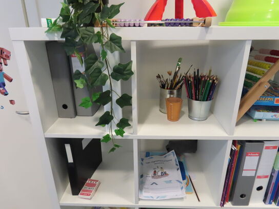 Reol med indhold af diverse spil