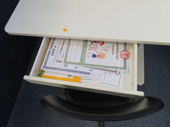 Bord, stol, afskærmning, m.v.