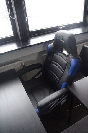 Diverse borde, reoler, stole, m.v.