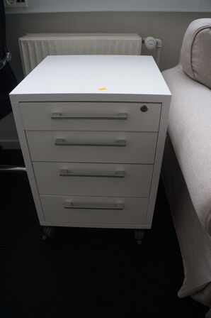 Bord, stole, whiteboard, m.v.