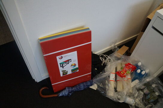 Diverse tørvarer, bord, m.v.