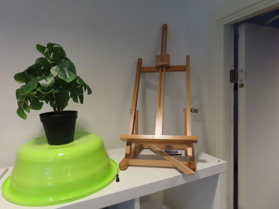 Reol med indhold af diverse spil