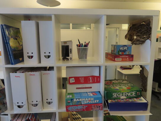 2 stk. Reoler med indhold af diverse fagbøger