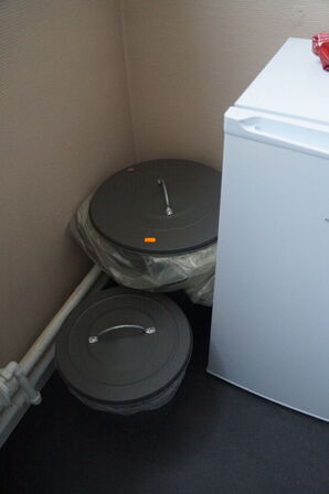 Bord, skraldespande, m.v.