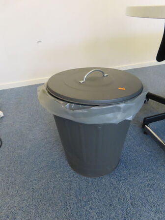 Ovaltbord inkl. 2 stk. Stole, whiteboard, m.v.