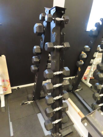 Parti håndvægte, inkl. Reol til opmaksinering