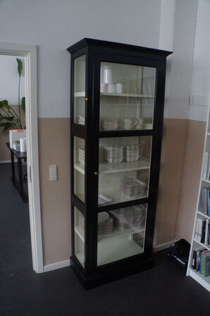 Vitrineskab med diverse service