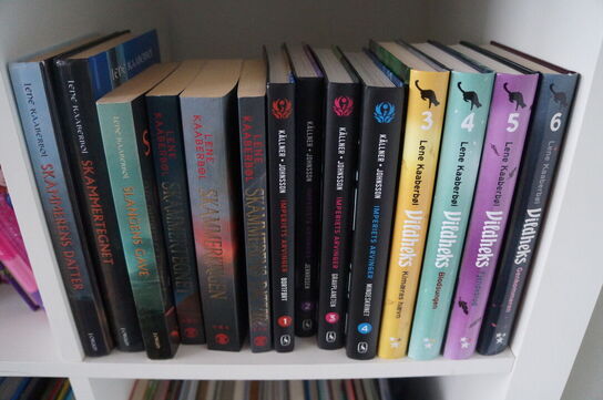 Reol med indhold af diverse tegneserier