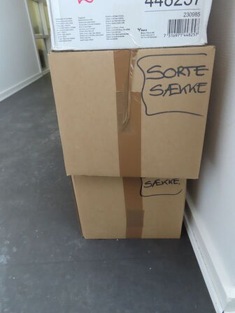 Håndklæderuller & 2 kasser affaldssække