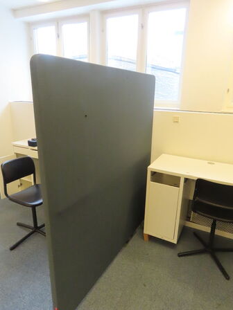 Bord, stol, afskærmning, m.v.