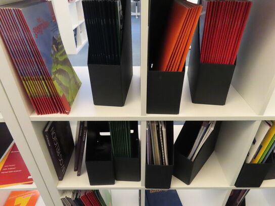 3 stk. Reoler med indhold