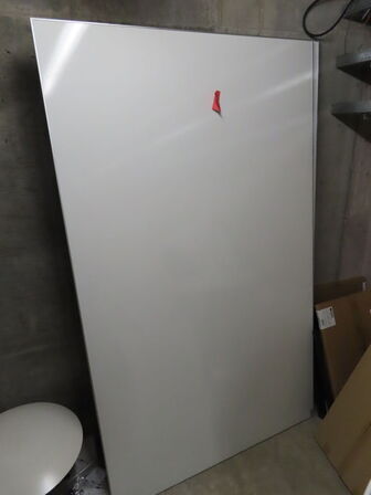 Diverse stole, borde, afskærmningsvægge, .mv.