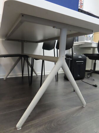 Bord & 2 stk. Stole, m.v.